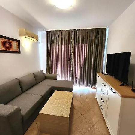 One Bedroom Guest Апартамент